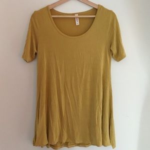LulaRoe perfect tee XS in mustard yellow